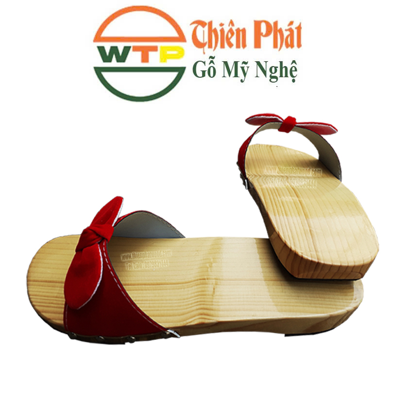 guốc gỗ truyền thống với quai nhung đỏ đính nơ mang nét đẹp dịu dàng